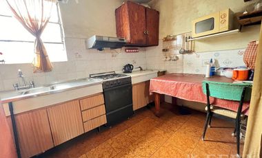 Venta casa 3 ambientes con cochera y patio en Wilde