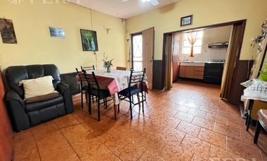 Venta casa 3 ambientes con cochera y patio en Wilde