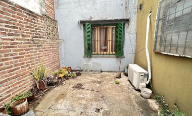 Venta casa 3 ambientes con cochera y patio en Wilde