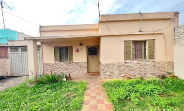 Venta casa 3 ambientes con cochera y patio en Wilde