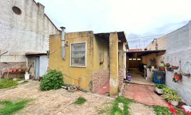 Venta casa 3 ambientes con cochera y patio en Wilde