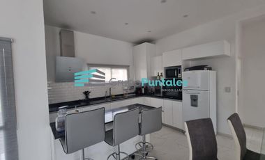 Casa en PB, en Lagos de Canning sobre lote de 735 M2 con 3 dormitorios y piscina