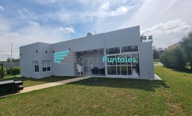 Casa en PB, en Lagos de Canning sobre lote de 735 M2 con 3 dormitorios y piscina