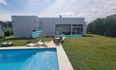 Casa en PB, en Lagos de Canning sobre lote de 735 M2 con 3 dormitorios y piscina