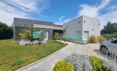 Casa en PB, en Lagos de Canning sobre lote de 735 M2 con 3 dormitorios y piscina