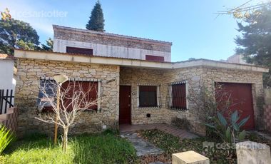 Chalet a 3 cuadras de la playa.  lote de 10x40. 5 ambientes. Cochera y jardin.