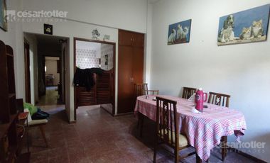 Chalet a 3 cuadras de la playa.  lote de 10x40. 5 ambientes. Cochera y jardin.
