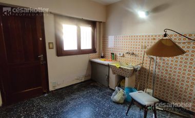 Chalet a 3 cuadras de la playa.  lote de 10x40. 5 ambientes. Cochera y jardin.