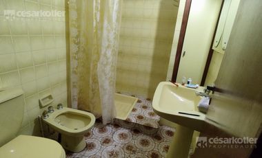 Chalet a 3 cuadras de la playa.  lote de 10x40. 5 ambientes. Cochera y jardin.