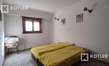 Chalet a 3 cuadras de la playa.  lote de 10x40. 5 ambientes. Cochera y jardin.