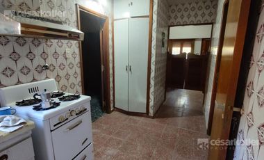 Chalet a 3 cuadras de la playa.  lote de 10x40. 5 ambientes. Cochera y jardin.