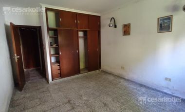 Chalet a 3 cuadras de la playa.  lote de 10x40. 5 ambientes. Cochera y jardin.