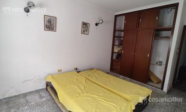 Chalet a 3 cuadras de la playa.  lote de 10x40. 5 ambientes. Cochera y jardin.