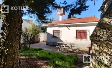 Chalet a 3 cuadras de la playa.  lote de 10x40. 5 ambientes. Cochera y jardin.