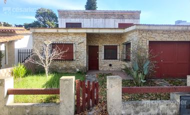 Chalet a 3 cuadras de la playa.  lote de 10x40. 5 ambientes. Cochera y jardin.