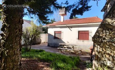 Chalet a 3 cuadras de la playa.  lote de 10x40. 5 ambientes. Cochera y jardin.