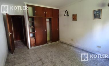 Chalet a 3 cuadras de la playa.  lote de 10x40. 5 ambientes. Cochera y jardin.