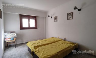 Chalet a 3 cuadras de la playa.  lote de 10x40. 5 ambientes. Cochera y jardin.