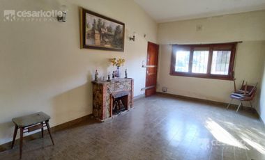 Chalet a 3 cuadras de la playa.  lote de 10x40. 5 ambientes. Cochera y jardin.