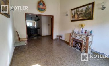 Chalet a 3 cuadras de la playa.  lote de 10x40. 5 ambientes. Cochera y jardin.