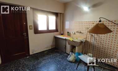 Chalet a 3 cuadras de la playa.  lote de 10x40. 5 ambientes. Cochera y jardin.