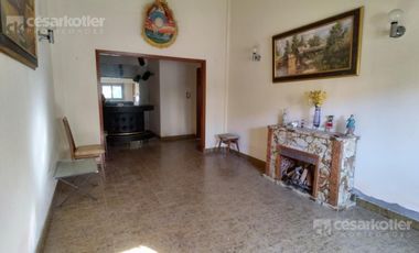 Chalet a 3 cuadras de la playa.  lote de 10x40. 5 ambientes. Cochera y jardin.