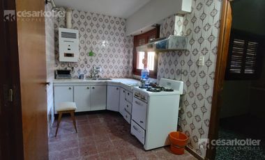 Chalet a 3 cuadras de la playa.  lote de 10x40. 5 ambientes. Cochera y jardin.