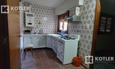 Chalet a 3 cuadras de la playa.  lote de 10x40. 5 ambientes. Cochera y jardin.