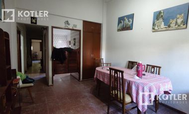 Chalet a 3 cuadras de la playa.  lote de 10x40. 5 ambientes. Cochera y jardin.