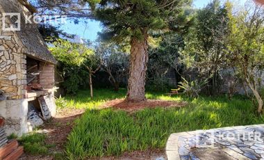 Chalet a 3 cuadras de la playa.  lote de 10x40. 5 ambientes. Cochera y jardin.