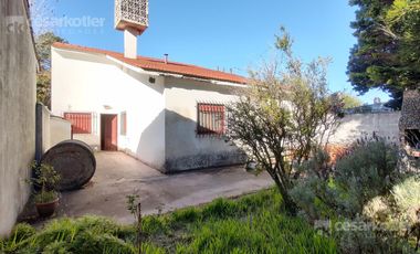 Chalet a 3 cuadras de la playa.  lote de 10x40. 5 ambientes. Cochera y jardin.