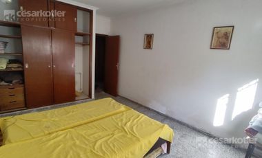 Chalet a 3 cuadras de la playa.  lote de 10x40. 5 ambientes. Cochera y jardin.