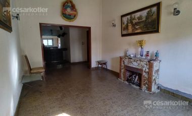 Chalet a 3 cuadras de la playa.  lote de 10x40. 5 ambientes. Cochera y jardin.