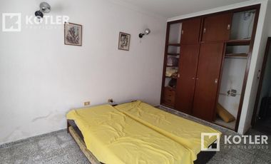 Chalet a 3 cuadras de la playa.  lote de 10x40. 5 ambientes. Cochera y jardin.
