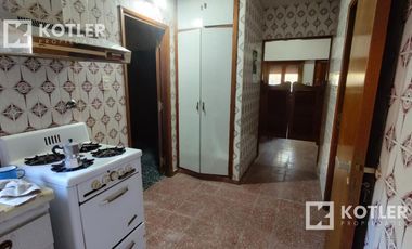 Chalet a 3 cuadras de la playa.  lote de 10x40. 5 ambientes. Cochera y jardin.
