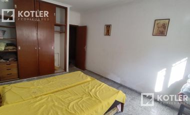 Chalet a 3 cuadras de la playa.  lote de 10x40. 5 ambientes. Cochera y jardin.