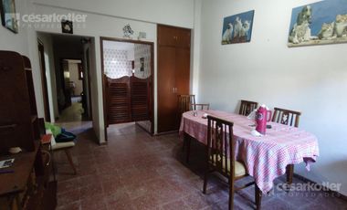 Chalet a 3 cuadras de la playa.  lote de 10x40. 5 ambientes. Cochera y jardin.