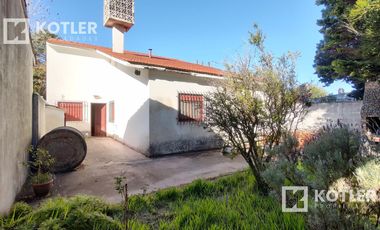 Chalet a 3 cuadras de la playa.  lote de 10x40. 5 ambientes. Cochera y jardin.