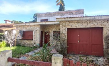 Chalet a 3 cuadras de la playa.  lote de 10x40. 5 ambientes. Cochera y jardin.