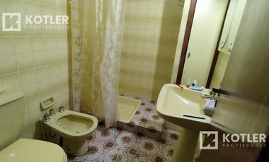 Chalet a 3 cuadras de la playa.  lote de 10x40. 5 ambientes. Cochera y jardin.