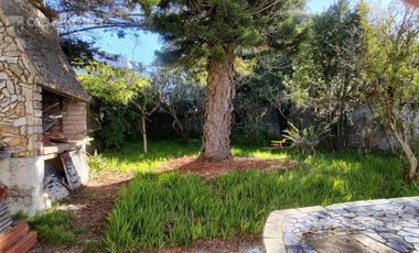 Chalet a 3 cuadras de la playa.  lote de 10x40. 5 ambientes. Cochera y jardin.