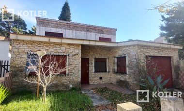 Chalet a 3 cuadras de la playa.  lote de 10x40. 5 ambientes. Cochera y jardin.