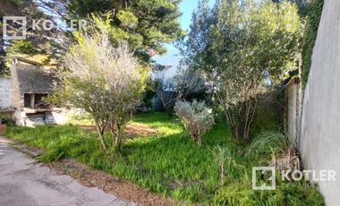 Chalet a 3 cuadras de la playa.  lote de 10x40. 5 ambientes. Cochera y jardin.