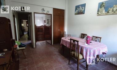 Chalet a 3 cuadras de la playa.  lote de 10x40. 5 ambientes. Cochera y jardin.