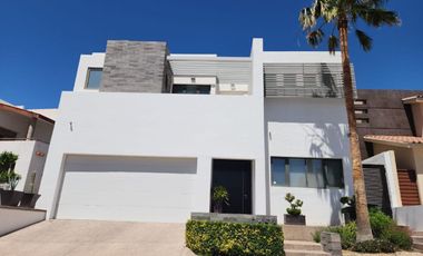 MODERNA CASA EN VENTA ZONA VALLES