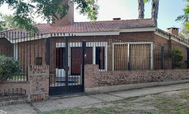 Casa en  venta tres dormitorios, Arguello Zona norte