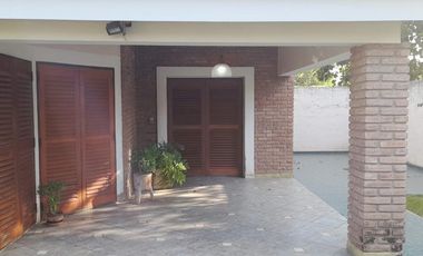Casa en  venta tres dormitorios, Arguello Zona norte
