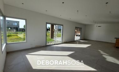 Casa en  Venta en el barrio - el canton- 5 ambientes- zona norte- escobar- maschwitz