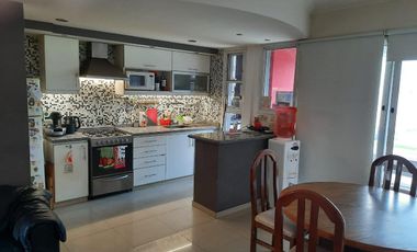 Duplex de 2 dormitorios de 167 M2  con galeria parque parrilla y pileta