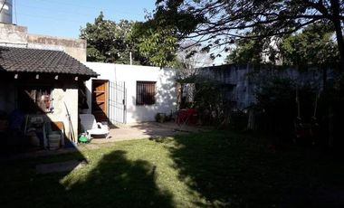 CHALET 3 AMBIENTES Y PARQUE EN MONTE GRANDE ZONA RESIDENCIAL